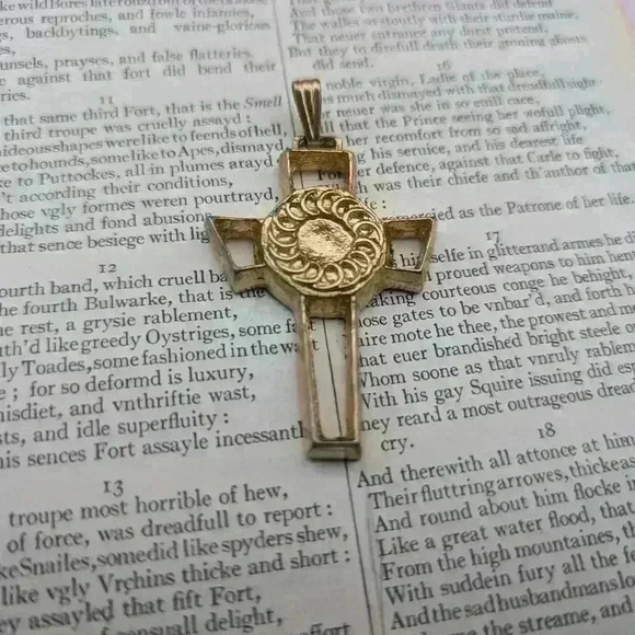 Vintage goldtone cross  pendant with magnetic back - Picture 3 of 6